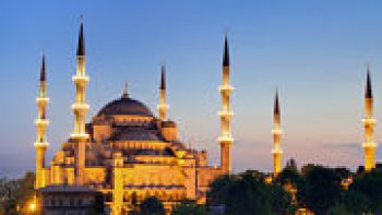 Entre Europe et Asie, la capitale turque est un bijou à bien des égards.
Inscrite au patrimoine mondial de l’UNESCO depuis 1985, capitale de la culture en 2010,… plus de 2 000 ans que la ville d’Istanbul occupe une place centrale sur la scène artistique et culturelle européenne.
Et son dynamisme ne s’essouffle absolument pas. La ville aux 500 mosquées (qui en compte en réalité plus de 3 000) attire ainsi chaque année environ 7 millions de visiteurs.
