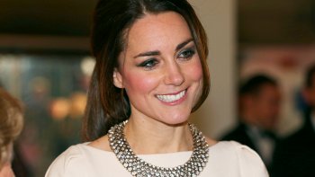 La Duchesse de Cambridge Kate Middleton révèle qu elle ne sait pas si c est un garçon ou une fille mais elle sent son bébé lui donner des coups et bouger.