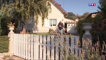 Quelques jours déjà, pour Catie la boulangère, et sa centaine de clients, le constat est sans appel. cinq degrés au petit matin, c'est plutôt vivifiant. Mais pour l'instant, le temps reste clément, comme ici, au vilage de Sayat, avec un ciel bleu, et des arbres aux feuilles oranger.