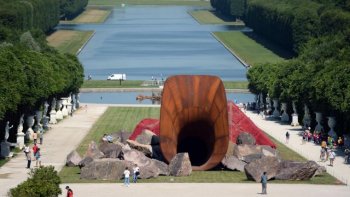 Anish Kapoor, le sculpteur d'origine indienne aux œuvres controversées expose au Château de Versailles jusqu'au 1er novembre. Cependant, pour la troisième fois depuis sa mise en place, son œuvre à été vandalisée.