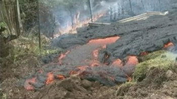 C'est sur la Grande île d'Hawaï qu'un flot de lave, dont la température avoisine les 900 degrés celsius, avance vers le village de Pahoa.
