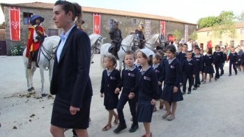 Le Puy du Fou Académie signe une cérémonie de rentrée à la hauteur de sa réputation : une haie d'honneur attendaient les élèves de l'école ainsi que l'ensemble du corps enseignant du Puy du Fou Académie.