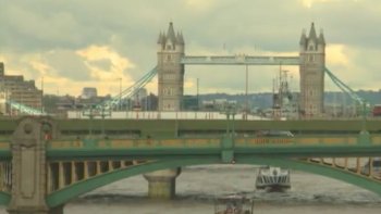 Londres, capitale de la Grande Bretagne, est devenue, selon une étude récente, la ville la plus chère et la plus coûteuse du monde pour les salariés qui y vivent et y travaillent. Leurs dépenses annuelles sont maintenant supérieures à celles d'autres villes, comme Hong Kong, New York et Paris.