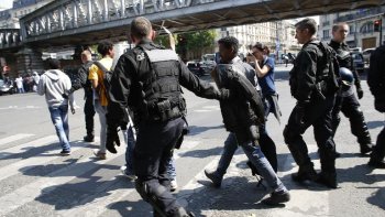 Ce lundi après-midi, des dizaines de migrants qui avaient établi un camp de fortune près de la halle Pajol dans le 18e arrondissement de Paris ont été évacués par les forces de l'ordre.
