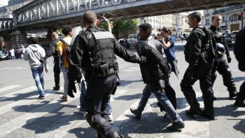 Ce lundi après-midi, des dizaines de migrants qui avaient établi un camp de fortune près de la halle Pajol dans le 18e arrondissement de Paris ont été évacués par les forces de l'ordre.
