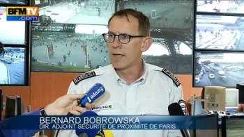 Paris, la ville de convoitise est la cible de pickpockets roumains qui dépouillent les touristes au pied de la Tour Eiffel.