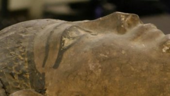 C'est un moment rare pour ces archéologues. Une équipe américaine a procédé vendredi à l'ouverture d'un sarcophage égyptien au musée Field de Chicago. A l'intérieur, le corps d'un jeune homme, vieux de 2500 ans...