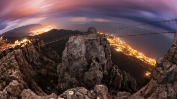 Devenez enquêteur et découvrez où a été prise la photo du jour lancée par notre Ordissinaute Brice ! Tous les moyens sont bons pour trouver... recherchez dans le dictionnaire, sur internet, ou dans vos photos personnelles et déposez en commentaire votre réponse. Au fur et à mesure de vos retours, notre Ordissinaute Brice vous donnera d'autres indices...