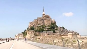 Après trois ans de travaux, le nouveau pont-passerelle menant au Mont-Saint-Michel a été ouvert aux piétons ce mardi. Les visiteurs peuvent désormais emprunter les 760 mètres de cette promenade en bois de chêne qui mène au pied du Mont. Il est un des premiers sites touristiques français en attirant entre 2,4 et 3,5 millions de touristes par an.