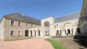 Aujourd’hui, nous vous emmenons en voyage au musée de l’Abbaye de Sainte-Croix qui se dresse dans le département de la Vendée dans la municipalité des Sables-d’Olonne. Un voyage extraordinaire au travers des époques.