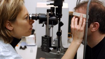 En France, le nombre de personnes atteintes de myopie est en hausse. Selon une étude récente, un jeune français sur quatre serait myope. Le trouble de vision touche aujourd'hui deux fois plus de personnes en Europe qu'il y a une quarantaine d'années.