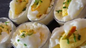 Voici une recette très simple mais qui a toujours autant de succès, les œufs mimosa en petites verrines. De quoi épater les convives très facilement !