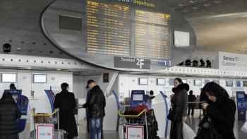 Il n'est pas toujours évident de trouver les offres les plus intéressantes pour partir en voyage, les billets d'avion représentent souvent la dépense la plus importante pour les touristes, mais certaines astuces permettent souvent de réduire la facture de manière significative.
Le magazine 60 millions de consommateurs donnent des conseils pratiques et accessibles à tous pour limiter les frais de déplacement en avion.