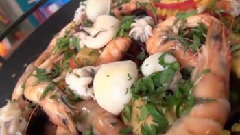 La paëlla est un plat typique espagnol, qui se déguste en famille ou entre amis. C'est un plat complet à base de riz, poissons et viandes, plein de saveurs ! Une recette proposée par Chef Damien.