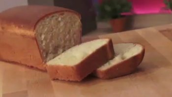 Voilà une délicieuse recette de pain de mie maison, rapide et très simple, un vrai régal. Idéal pour un petit déjeuner sucré par exemple.