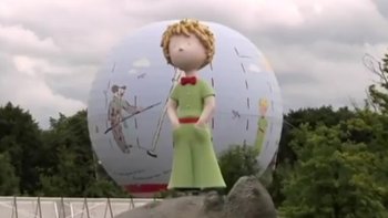 Le petit prince d'Antoine de Saint-Exupery a fait rêver des générations d'enfants et d'adultes. C'est l'un des livres les plus lus au monde. 70 ans après sa création le petit prince est devenu un héros planétaire. Il a déjà un musée au Japon et près de 400 objets dérivés à son effigie. Il possède désormais son parc d'attraction en Alsace.