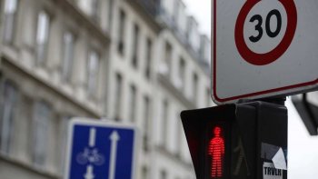 Paris du 21ème siècle : moins de bruit et plus d’espace dans la ville. Un avantage pour d’autres et un inconvénient pour certains. Ce projet est-il effectivement une solution à la lutte contre la nuisance sonore et pour une meilleure sécurité routière ?