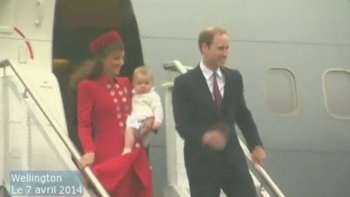 Âgé de 8 mois, le prince George est arrivé lundi en Nouvelle-Zélande, avec ses parents, Kate et le Prince William, sous des vents violents et une pluie battante. Le trio a été accueilli par le Premier ministre du pays, John Key. 