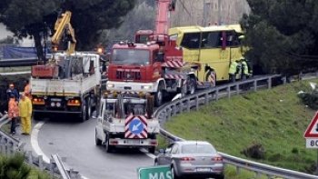 La série noire des accidents de transports en commun continue en Europe avec un accident de bus survenu hier soir dans la région de Naples.
