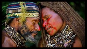  La planète aux mille couleurs... Peuples d'ici et d'ailleurs avec quelques photos d'animaux , ce diaporama nous fait voyager à travers le monde. Tantôt nous sommes dans des climats désertiques, tantôt nous nous retrouvons dans des climats polaires en passant par des climats tropicaux.