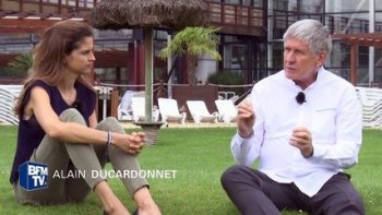 

Contrairement aux idées reçues, les yeux bleus ne sont pas plus fragiles que les yeux plus foncés comme les yeux marrons : c'est un préjugé qui vient du fait que les gens ont tendance à associer les yeux bleus à une peau claire, donc par conséquent, plus sensible au soleil et plus exposée aux dangers des rayons.