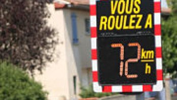 Le "palmarès 2011" des radars de France vient de sortir. Et l'année fut encore un "grand cru" en la matière.
Vous faites peut-être partie du lot : en tout, 13 millions de flashs ont été distribués aux automobilistes l'an dernier sur les routes françaises. Selon Auto Plus, c'est un million d'éclairs en plus par rapport à l'année précédente. Cette moisson prolifique serait à attribuer au "quasi doublement des flashs" des radars de feux rouges.
