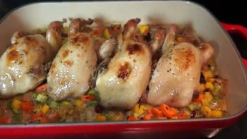 A l'approche des fêtes, réalisez cette recette de petites cailles rôties au four, miel et épices, sur des petits légumes, poires et cranberries fondantes. Une recette pas compliquée... 