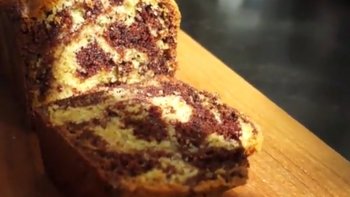 Cette recette du gâteau marbré est très simple à réaliser. Idéal pour le goûter, le préparer est un jeu d'enfant. Amusez-vous à faire de jolis motifs pour un gâteau réussi, moelleux et appétissant.