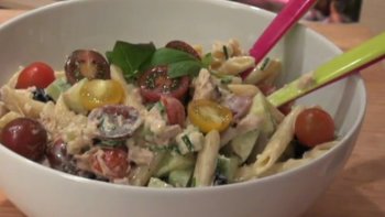 Voici une recette de salade de pâtes à la fois rafraîchissante, délicieuse et ultra simple à réaliser. Une recette idéale pour un buffet ou pour une entrée froide.