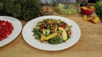 Cette recette de salade au poulet citronné est idéale pour mettre de la gaieté dans son assiette tout en prenant soin de sa ligne. Facile à réaliser, cette recette d’été émoustille les papilles.