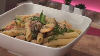 La recette des pâtes au saumon est un plat classique, simple et savoureux, toujours apprécié. Facile à faire, elle peut se préparer pour deux, quatre, huit personnes ou plus, très simplement.