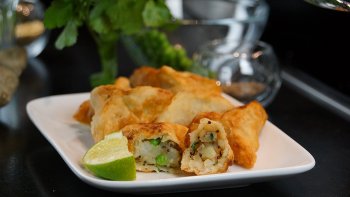 Découvrez une délicieuse recette indienne, le samoussa. Il existe une quantité de farce différentes, ici c'est une recette végétarienne, parfumée d'épices et croustillante à souhait.