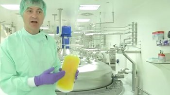 Chaque année en France, un million de malades sont soignés grâce à ces dons. Le sang est utilisé pour des transfusions mais, on le sait moins, il est aussi utilisé pour fabriquer des médicaments qui profitent à des centaines de milliers de malades. Reportage dans l'unique laboratoire qui fabrique ces médicaments issus du sang...