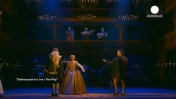 En 1998 sortait la comédie romantique 'Shakespeare in love' avec Joseph Fiennes et Gwyneth Paltrow. Le film raflait 7 oscars (dont celui du meilleur film) il racontait l'histoire du jeune poète et dramaturge au talent prometteur William Shakespeare, aux prises avec les créanciers et qui promet de livrer bientôt une pièce dont il n'a que le titre... En attendant de l'écrire il tombe follement amoureux d'une admiratrice. Le film vient tout juste d'être adapté sur une scène londonienne.