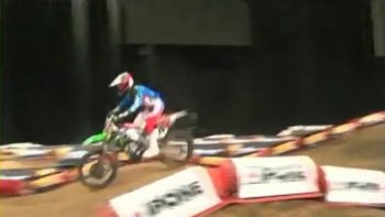 Le Grand Stade Pierre Mauroy doit recevoir pendant 2 jours le Supercross de Lille, et il doit être entièrement configuré pour cet évènement. 5000 tonnes de terre (240 camions en 3 jours) ont été nécessaires pour installer des pistes qui permettront aux pilotes de rouler mais aussi de faire des sauts impressionnants et du freestyle.