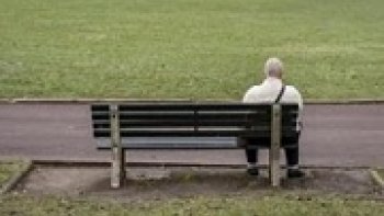 La solitude concerne de plus en plus de Français : les personnes les plus âgées, mais aussi les plus jeunes. Au total 12% seraient touchés en 2013. Selon l’enquête de la Fondation de France, elle touche 1 million de personnes supplémentaires.
