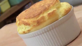Apprécié du plus grand nombre, le soufflé nécessite une préparation assez précise mais à la portée de tous grâce à quelques détails importants.
