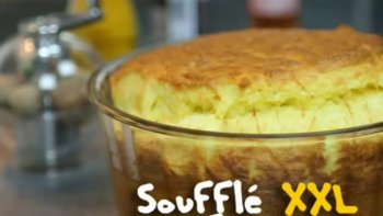 Voici une petite vidéo qui présente la délicieuse recette du soufflé au fromage relevé aux épices avec une particularité ; il est extragonflé. Une recette simple et rapide à faire.