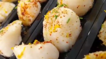 Recette de St-Jacques pochées saveur agrume et champignon, la préparation de ce plat ne vous prendra que quelques minutes et vous permettra d'épater vos convives.
