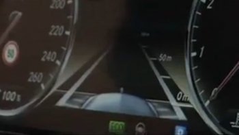 Tableau de bord d'une voiture avec système de régulation de distance de sécurité