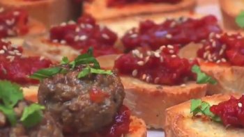 Voici une recette simple mais qui fera sensation pour l'apéritif, les tapas de boulettes de bœuf aux épices. Une recette rapide et très originale.