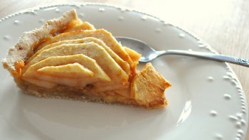 Voici une recette d'une excellente tarte aux pommes proposée par notre amie Monique. Sortez les moules, les spatules et c'est parti !