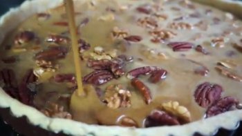 Les Canadiens raffolent de cette gourmandise ; la tarte aux noix de pécan appelée aussi pecan pie recipe. Une recette simple qui émoustille les papilles de tous les amoureux du sucré.