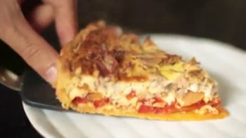  Cette semaine, Chef Hervé vous propose de réaliser chez vous une succulente tarte au thon piperade, avec des poivrons, oignons et ciboulette....