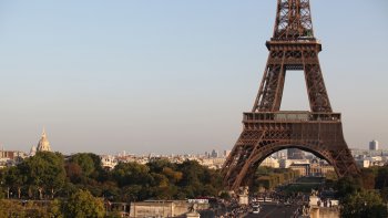 L'un des monuments les plus visités au monde, la Tour Eiffel à Paris, a été fermé pendant quelques heures.
