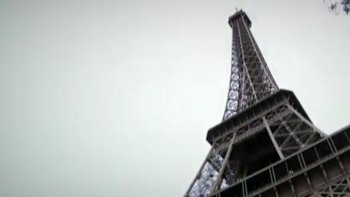 Si vous avez le vertige, surtout ne regardez pas en bas ! La tour Eiffel s'est offert un lifting, avec ce spectaculaire plancher transparent. Sur le bord interne du premier étage le verre offre une vue vertigineuse sur le sol situé 57 mètres plus bas.