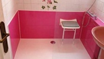 La salle de bain est un lieu de bien-être et de soins. Cependant, cet espace peut aussi constituer un lieu favorable aux accidents domestiques. Pourtant, des solutions existent pour vous permettre d’améliorer la sécurité et le confort lors de votre toilette. Découvrez la douche à l’italienne aussi appelée douche plain-pied.