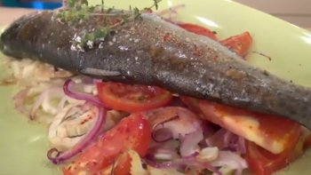 Une recette de truites sur son lit de légumes de saison, pour un repas gourmand. Une recette proposée par Chef Damien qui ouvre l'appétit...
