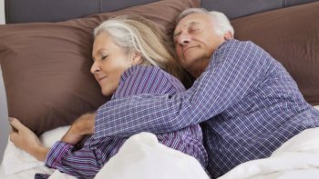 Nombreux sont les personnes âgées qui n'ont pas un sommeil d'excellente qualité et souffrant de troubles tel que l'insomnie. Et pourtant, il existe des méthodes permettant aux séniors d'améliorer leurs nuits. 