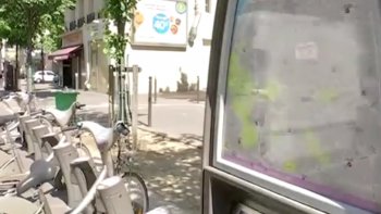 Si les vélibs font aujourd'hui totalement partie du paysage, et rendent service à des milliers d'utilisateurs chaque année, ils peuvent parfois aussi être malmenés. Chaque année de nombreux vélibs se font vandaliser.